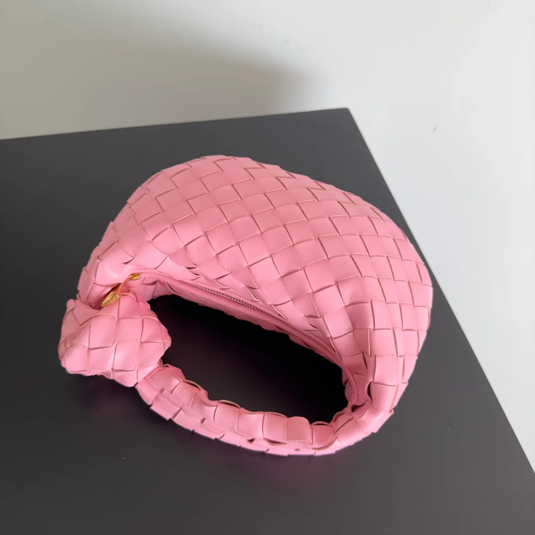 Batch 1120 Bottega veneta͙.——- The latest woven knotted hobo🔥 The top-grade lambskin leather is very soft, the bag shape is unique, practical and durable. It retains the traditional woven elements while being a little more flamboyant ~ Made of hand-woven sheepskin, zipper opening and closing, curved seamless structure, effortless to match. Highly recommended⚠️⚠️⚠️ The most high-end in the market🌈 Welcome to compare [Factory complete package] size: 23x15x5cm.   Model: 651876
